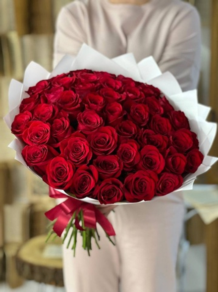 Красные розы премиум сорта в стильном оформлении от Флора Маркет