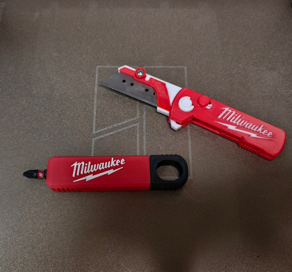 Набор инструментов Milwaukee из 4 элементов.