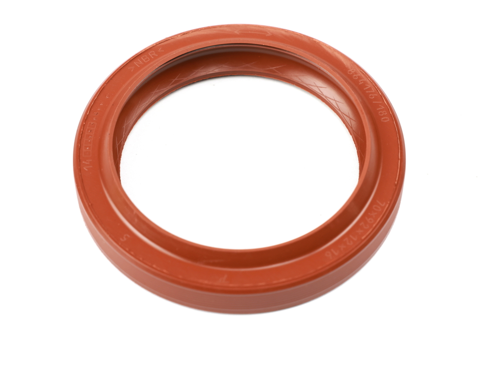 Сальник 70х92х12/16 а/м КАМАЗ привода пер. и зад. мостов разд-й коробки (реверс) (красный с пружиной/NBR) Резинотехника г. Балаково ( ОЕ 864176/180 к. )