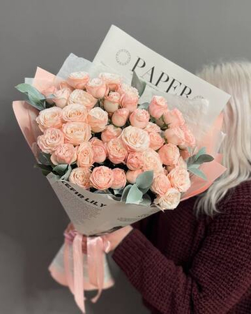 Букет с кустовыми пионовидными розами "Bombastic"