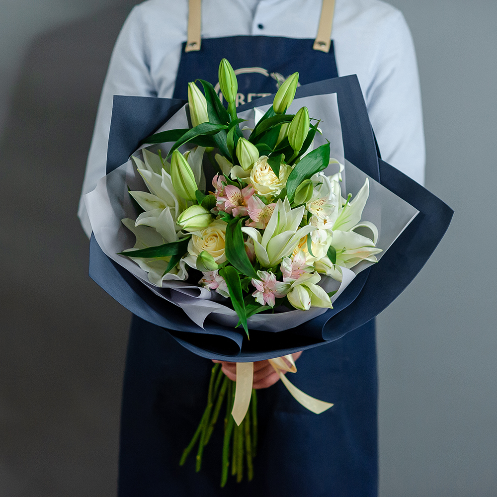 Сборный букет из лилии и альстромерии в синем оформлении