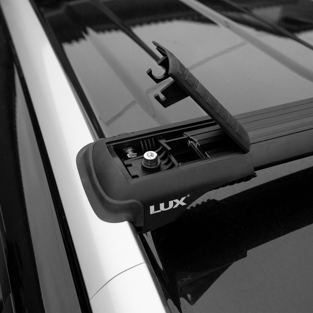 Багажная система LUX ХАНТЕР L45-B черная для автомобилей с рейлингами