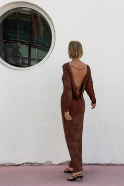 ZARA ЖАККАРДОВОЕ ПЛАТЬЕ С ОТКРЫТОЙ СПИНОЙ, КОРИЧНЕВЫЙ