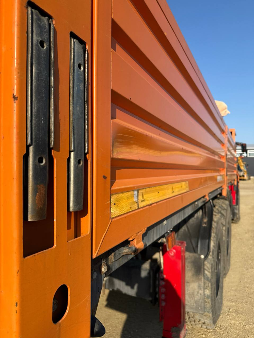 КамАЗ 43118 6x6 Бортовой с КМУ 438240-02 (Дизельный, 11,8 л, 300 л.с., МТ)