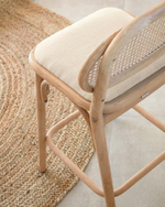 Барный стул Doriane из массива дуба с натуральной отделкой и мягким сиденьем 65 см