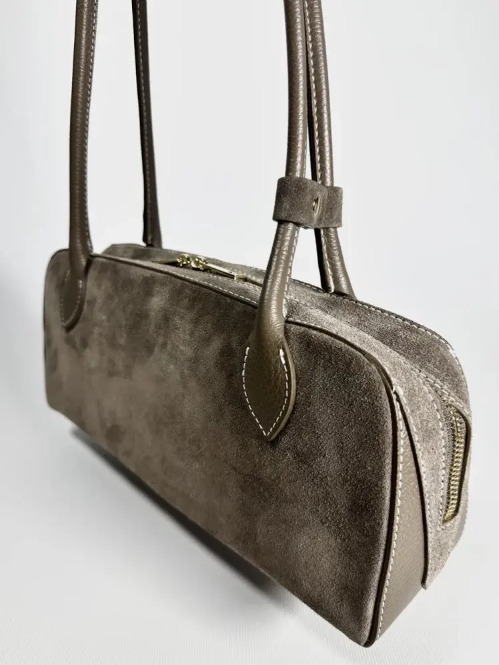 Женская сумка-багет из натуральной замши цвета тауп