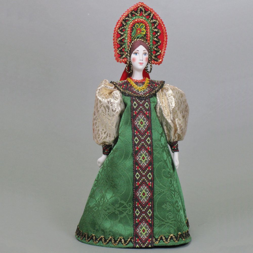 Сувенирная кукла в крестьянском наряде с прямым кокошником