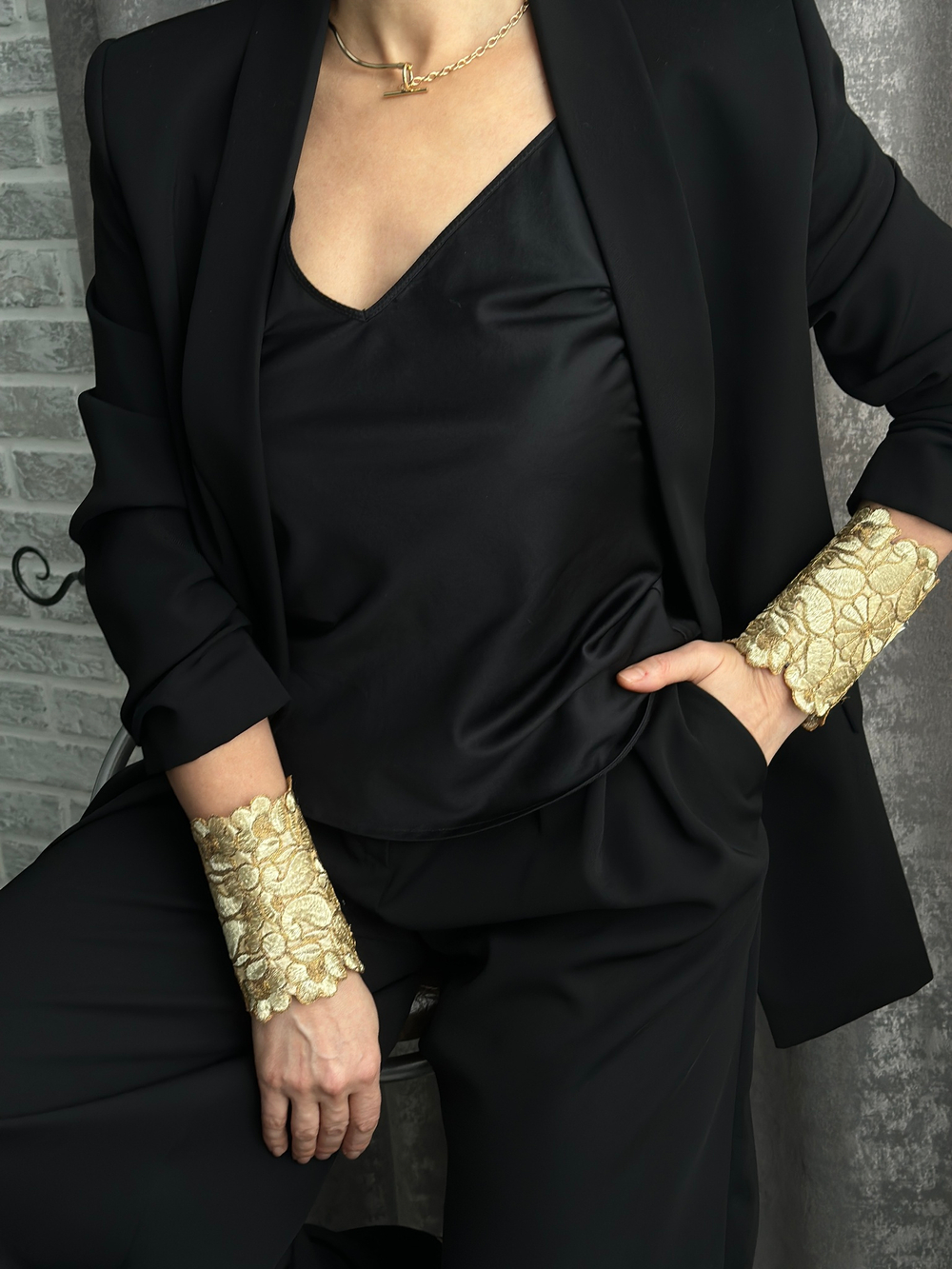 Браслеты-манжеты на пуговицах, золотое кружево, ширина 11 см, Италия