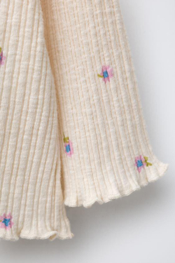 ZARA ФУТБОЛКА С ЦВЕТОЧНЫМ РЕЛЬЕФОМ, ЭКРЮ