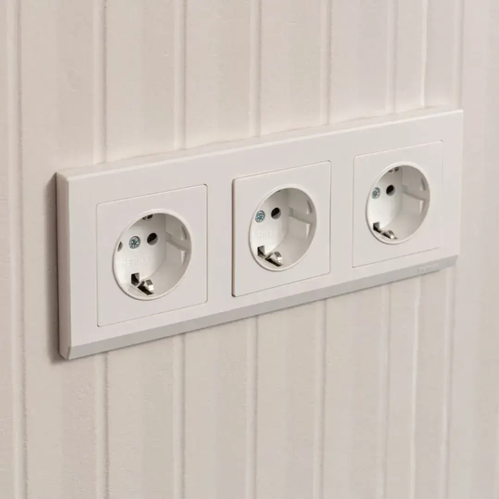 Рамка на 3 поста Stark (белый) W0031801