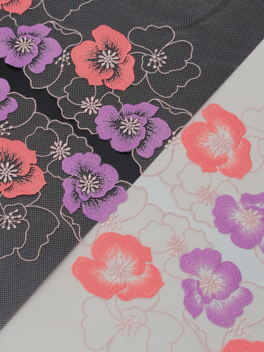 Вышивка на сетке серебристый пион с яркой лавандой и коралловым ширина 22 см (2 стороны)