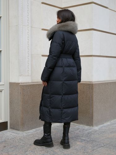 Длинный черный пуховик с серым воротником из песца