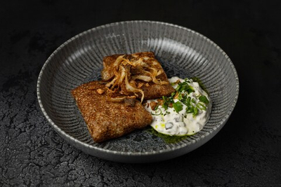 Блины с мясом и грибным соусом