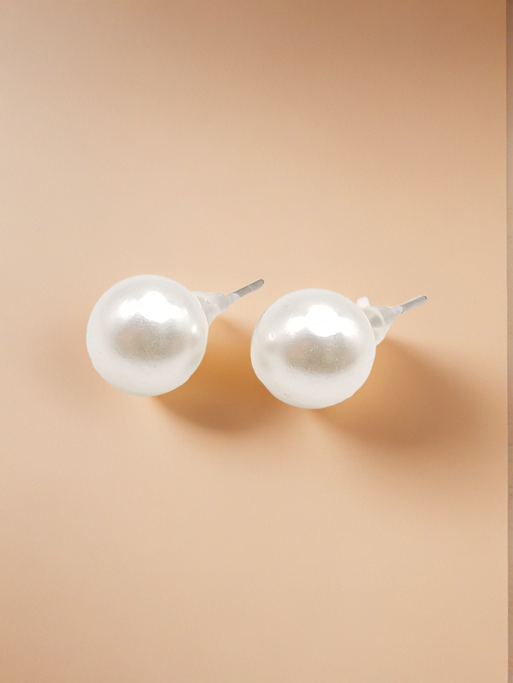 Серьги-гвоздики Шар белый. Бижутерия