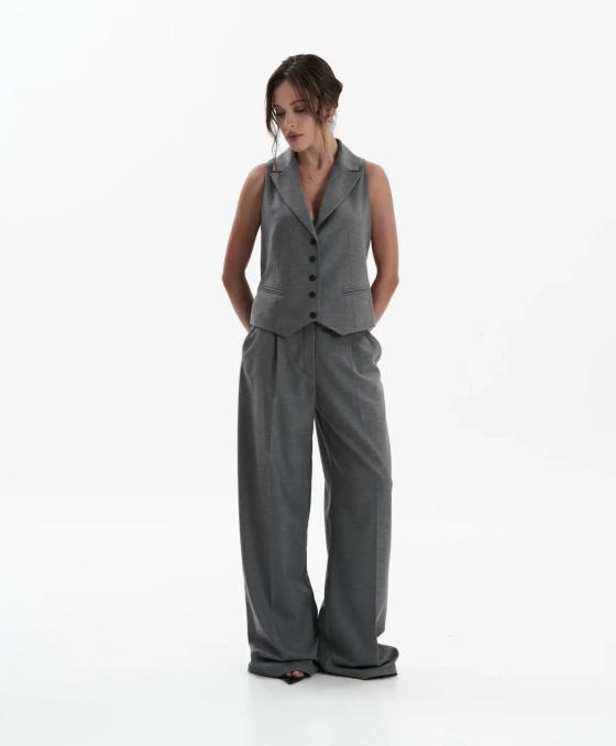 Жилет в сером цвете