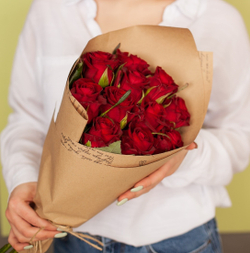 букет из 11 красных российских роз купить в Москве