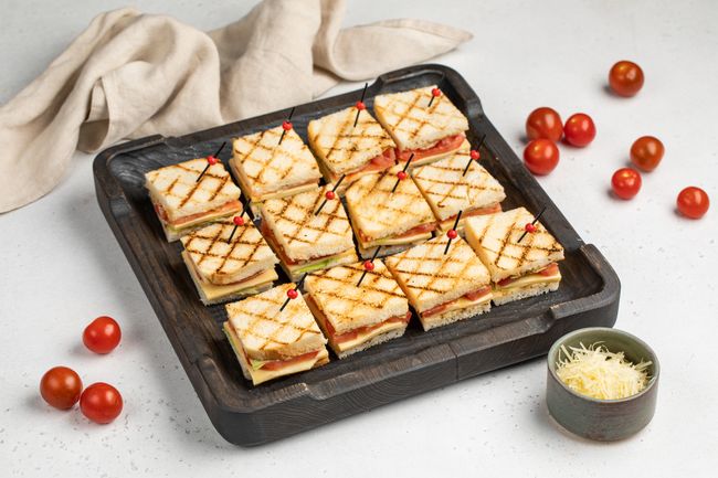 Мини-сэндвич с сыром и томатами, 12 шт.
