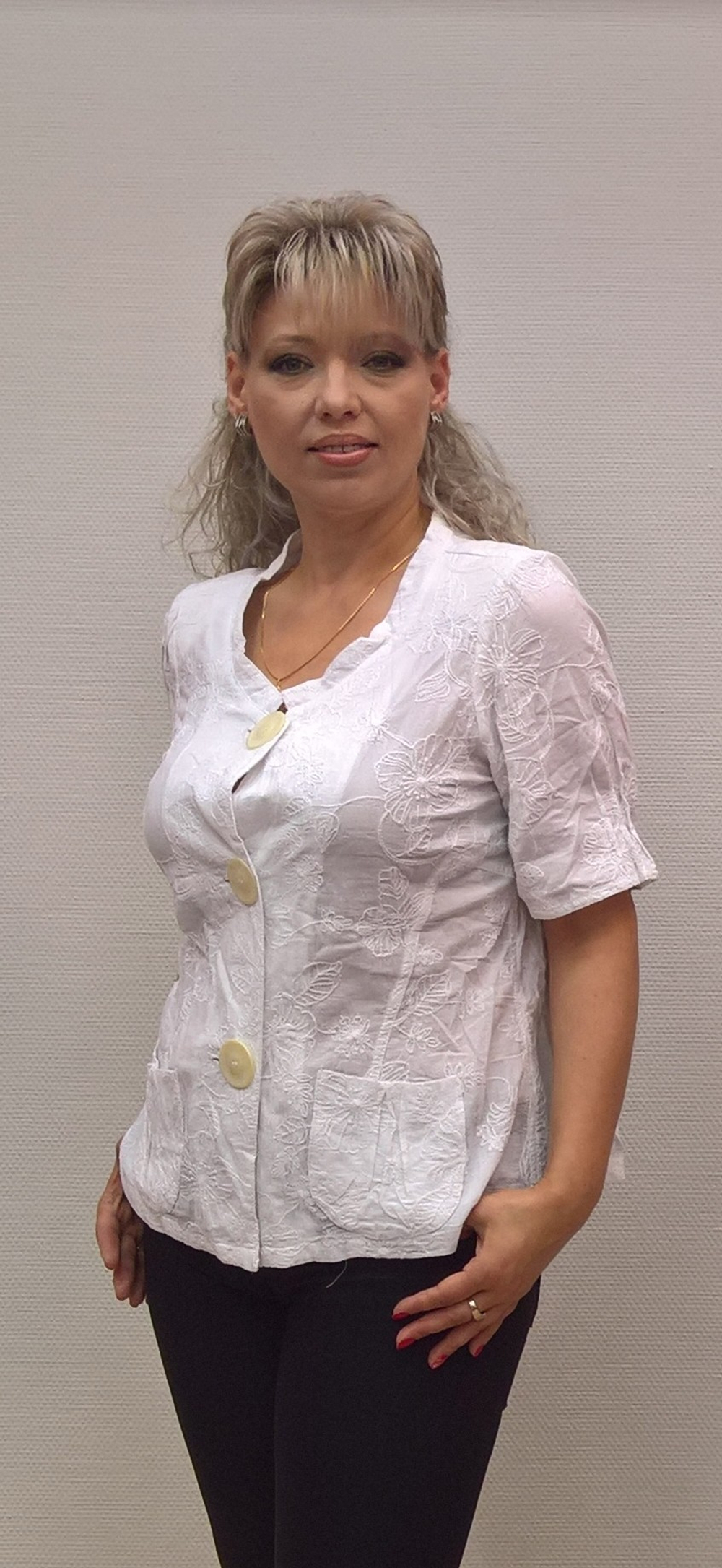 Короткий летний белый жакет с кармашками