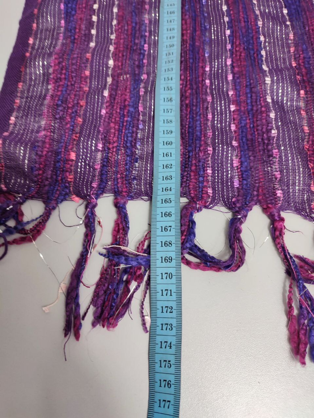 Шарф в полоску с бахромой