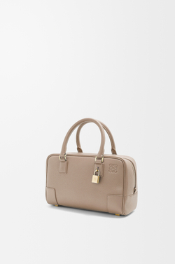 Loewe Сумка Amazona 23 из мягкой зернистой телячьей кожи, песочный