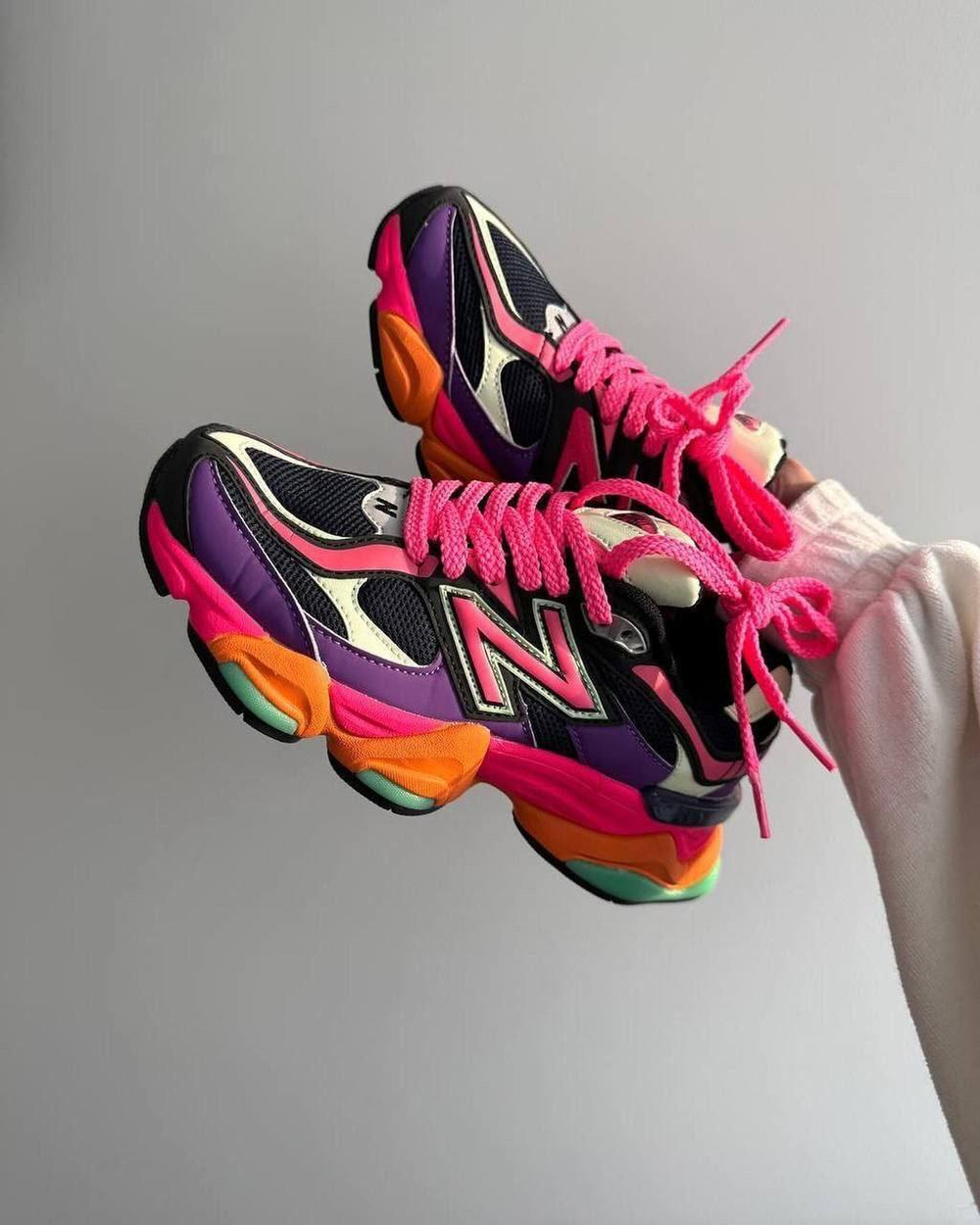 Женские кроссовки NEW BALANCE 9060