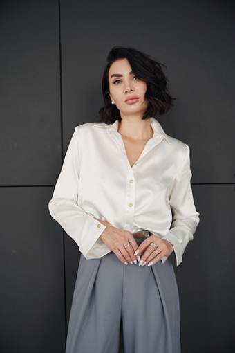 Блуза из обнимающего шелка в жемчужном