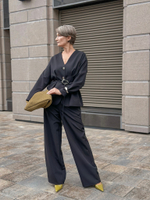 Костюм приталенного силуэта со спущенным рукавом