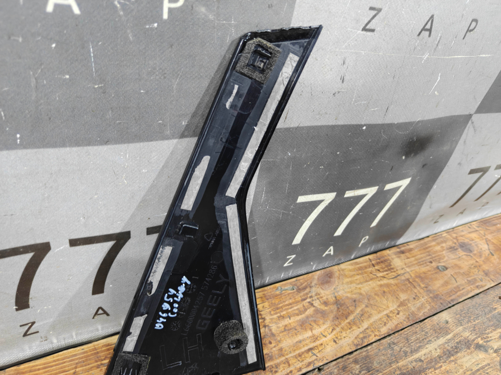 Накладка стойки двери задней левой Geely Coolray 19-нв Б/У Оригинал 6073057300