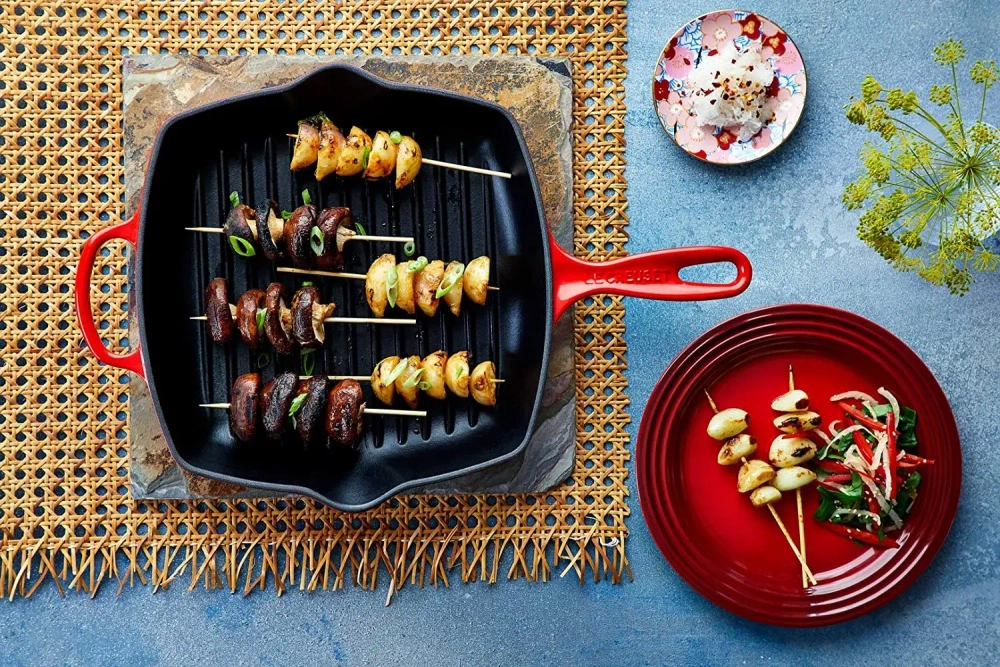 Le Creuset Чугунная сковорода-гриль диаметром 26 см вишневого цвета.