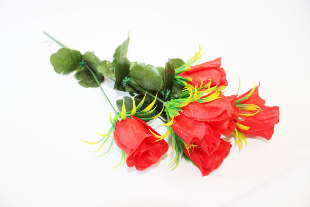 Букет бутонов роз с травкой