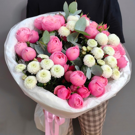 Букет с кустовыми пионовидными розами сорта "Силва Пинк"