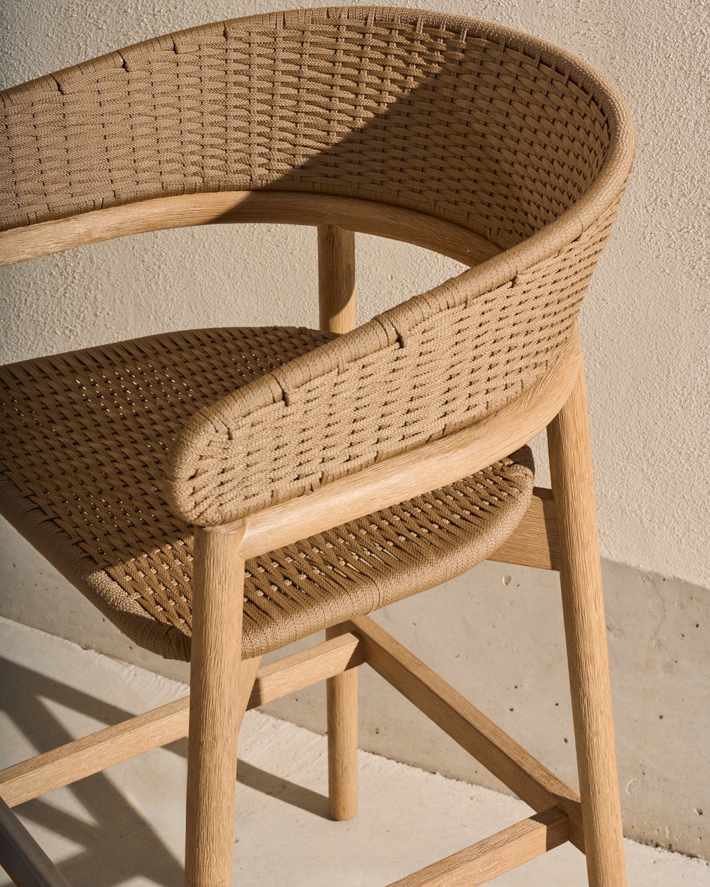 Барный стул Arinella из массива акации с натуральной отделкой и бежевой веревкой, высота 75 см