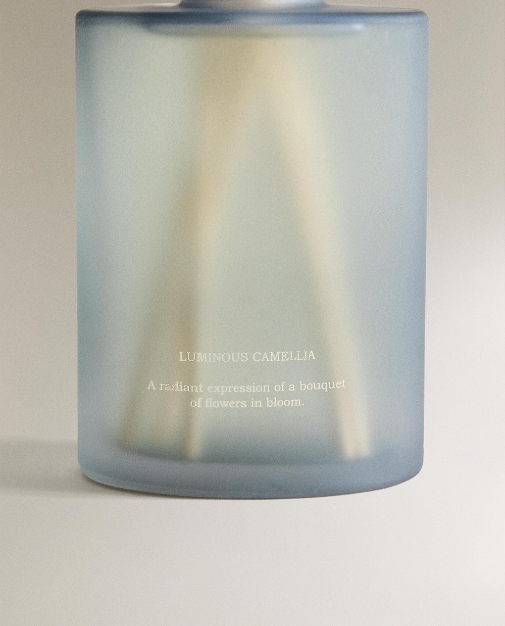 Zara Home LUMINOUS CAMELLIA REED DIFFUSERS — ароматический диффузор с тростниковыми палочками, Светящаяся Камелия, 200 мл