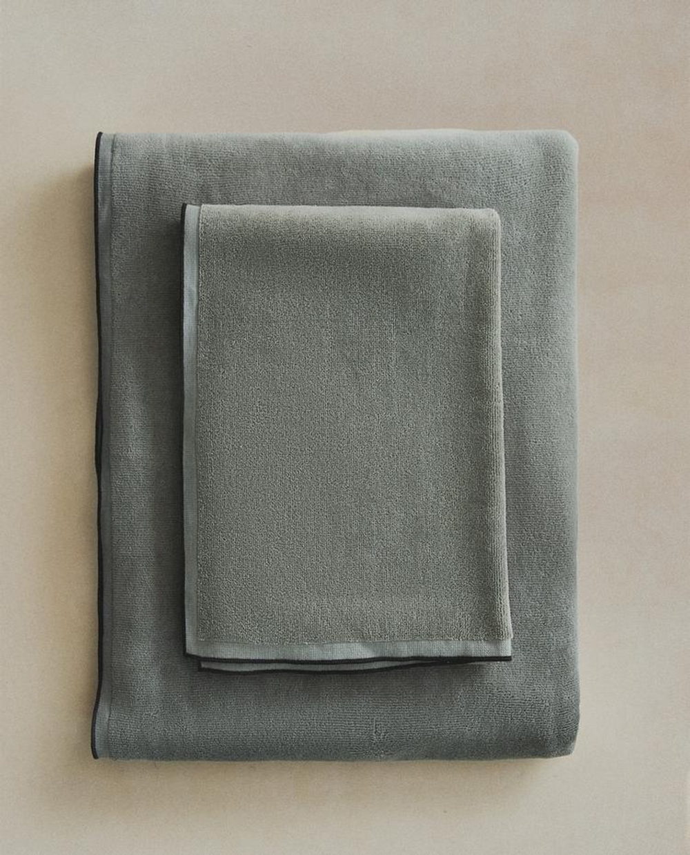 ZARA HOME БАННОЕ ПОЛОТЕНЦЕ ИЗ ВЕЛЮРА С ОТДЕЛКОЙ ОВЕРЛОКОМ, СВЕТЛО-ЗЕЛЕНЫЙ