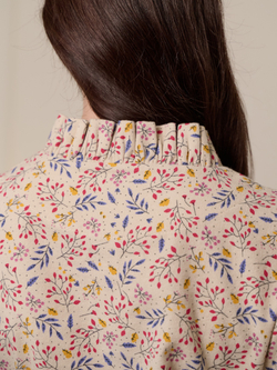 Платье с воротником стойкой