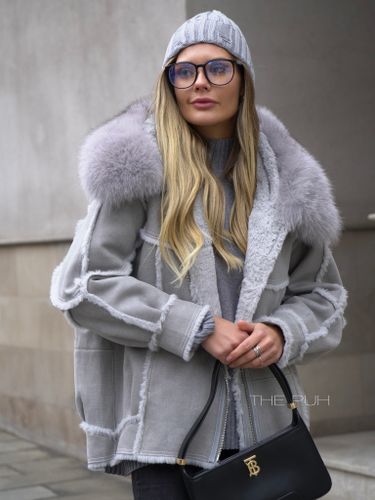 Серая дубленка с мехом песца на капюшоне