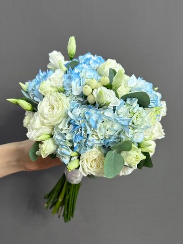 Букет невесты с голубой гортензией и бутоньеркой