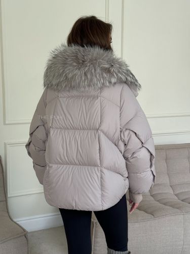 Короткий бежевый пуховик с меховым воротником