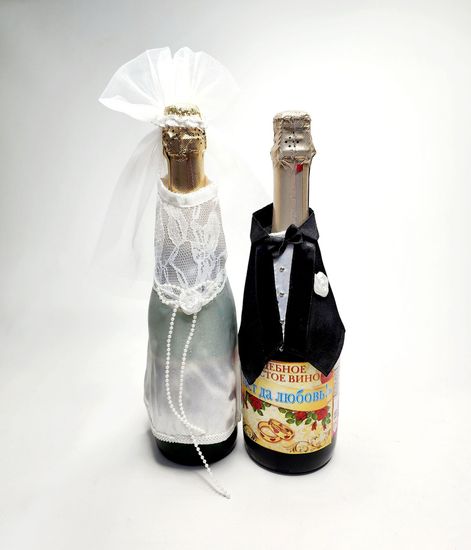 Наряды для свадебных бутылок в виде костюмов жениха и невесты
