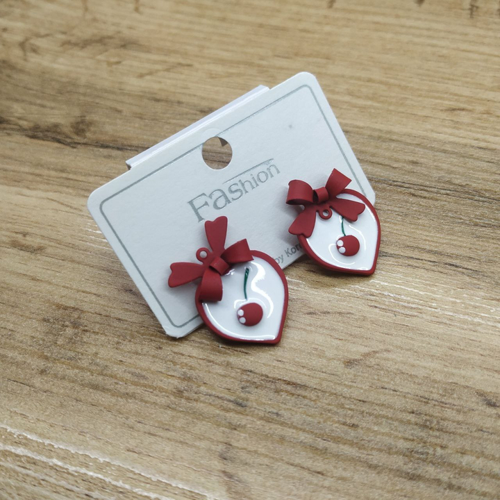 Серьги-гвоздики Вишенка на белом фоне в красном сердце с бантиком металл серебристый