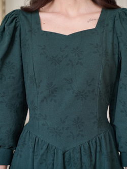 Платье с вырезом-сердечко