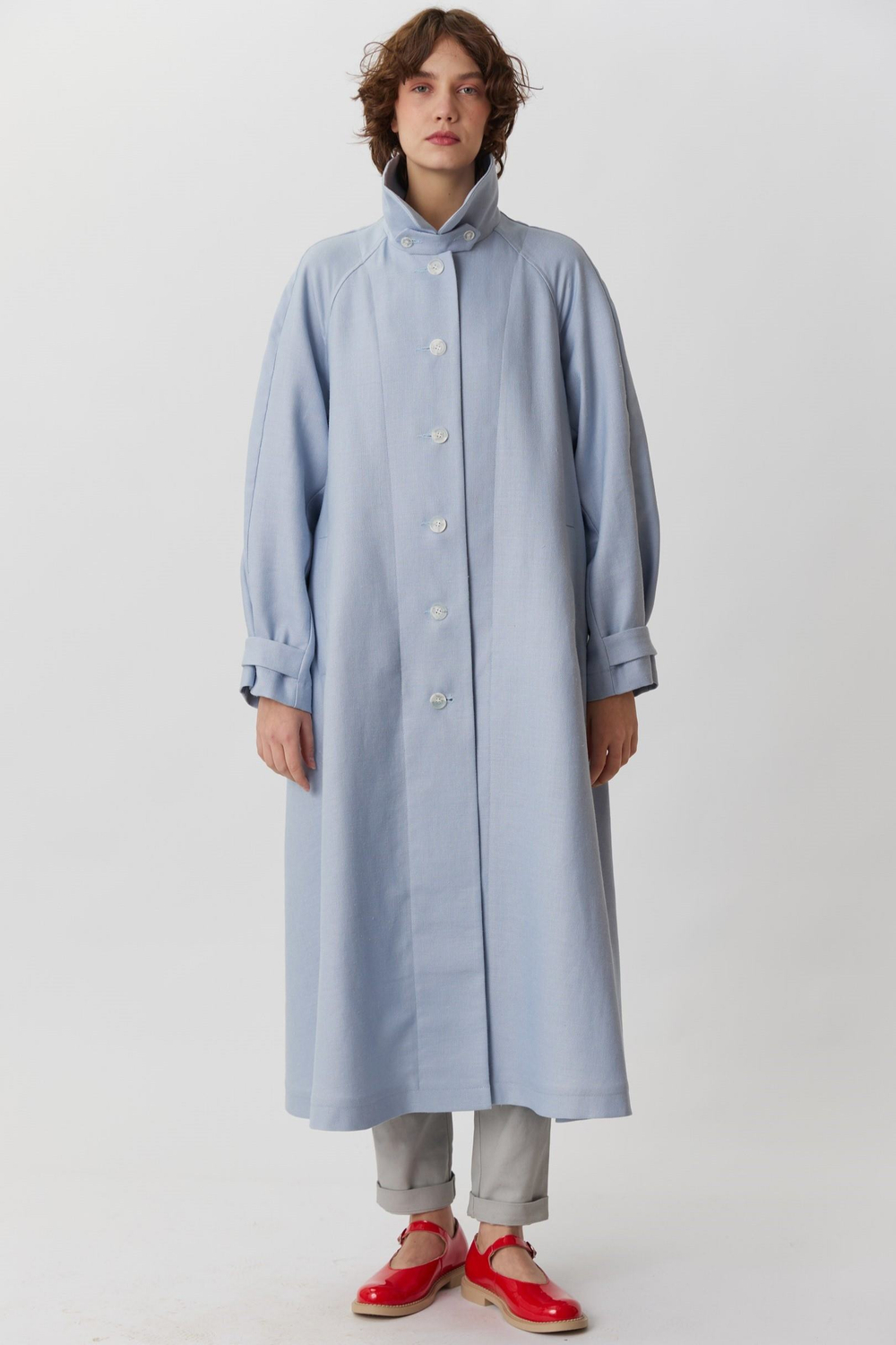 Объемный плащ из голубого льна