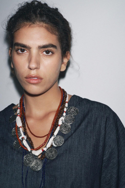 ZARA НАБОР ИЗ 3 КОЛЬЕ С БУСИНАМИ И МЕДАЛЬОНАМИ, СИНИЙ