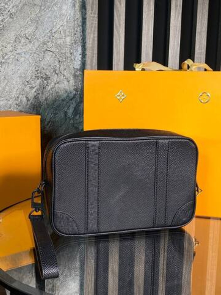 Сумка-мессенджер Louis Vuitton