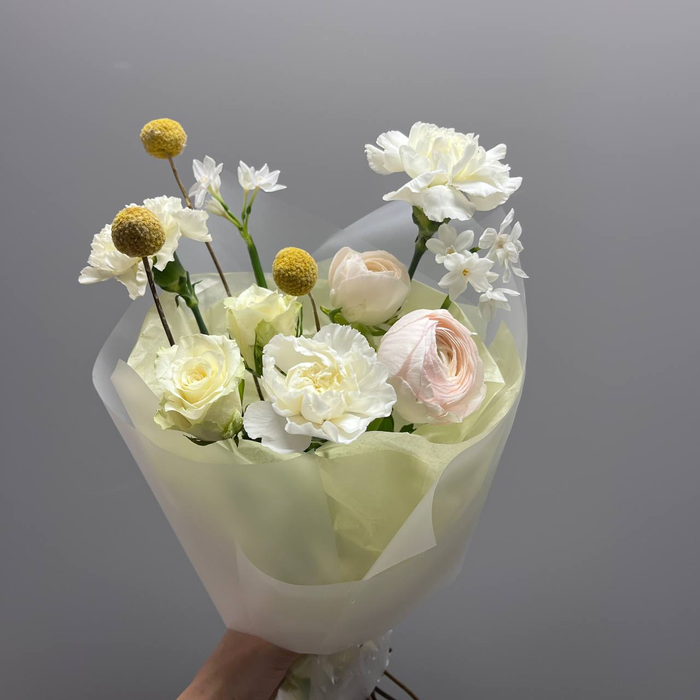 Букет с добавлением ранункулюсов и краспедии