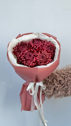 Букет 5 хризантем бигуди в упаковке