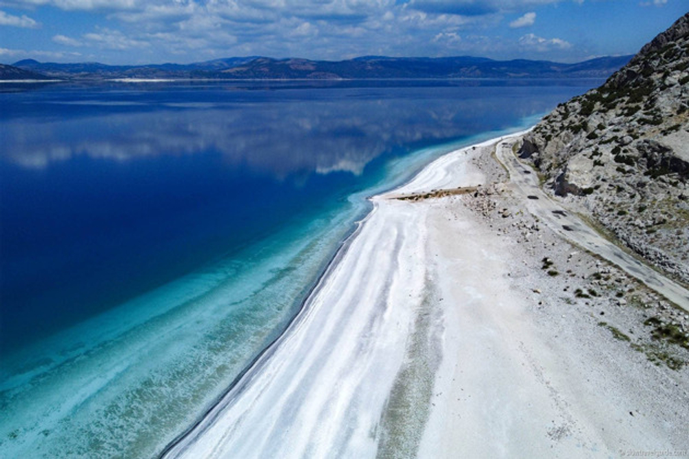Поля дамасской розы и озеро Салда
