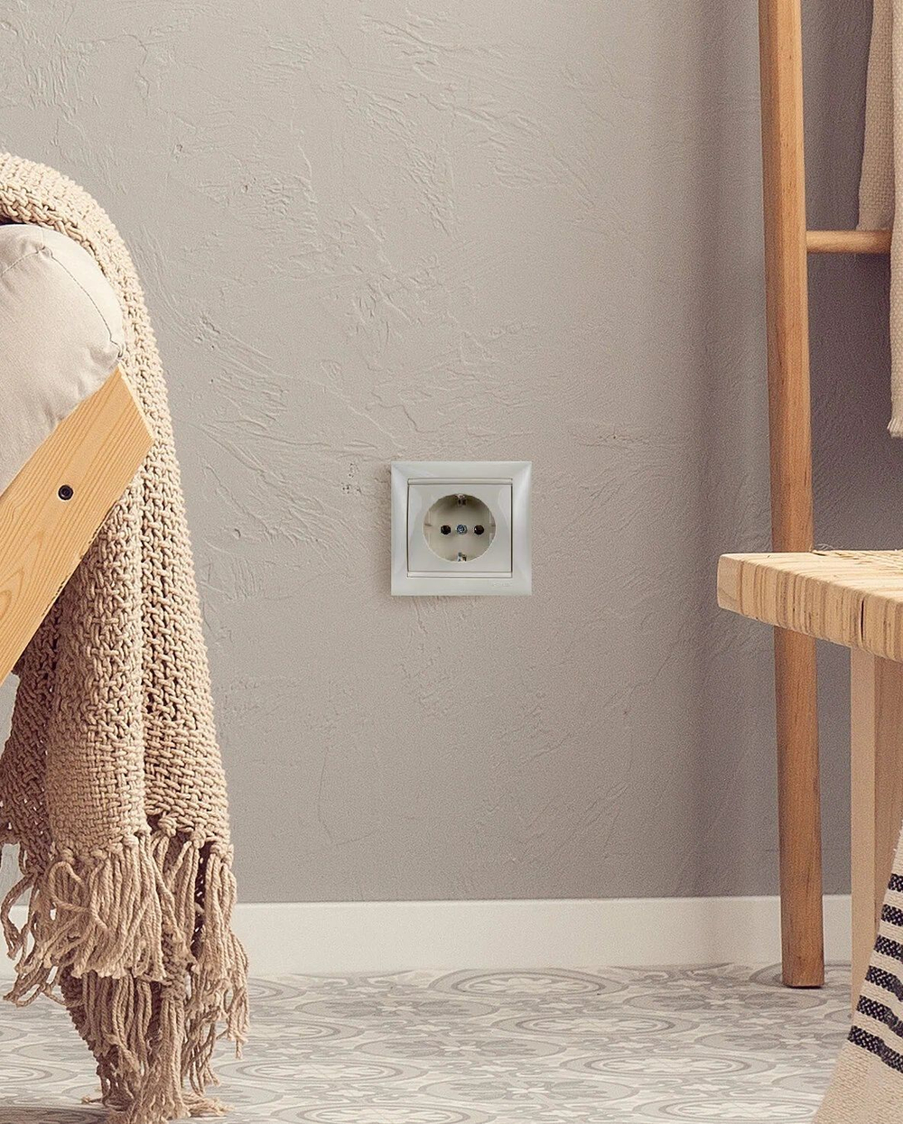 Legrand розетка 4320 с рамкой 1 с/к