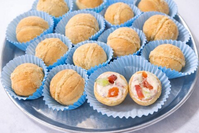 Солёные орешки с лососем, крем сыром и огурцом