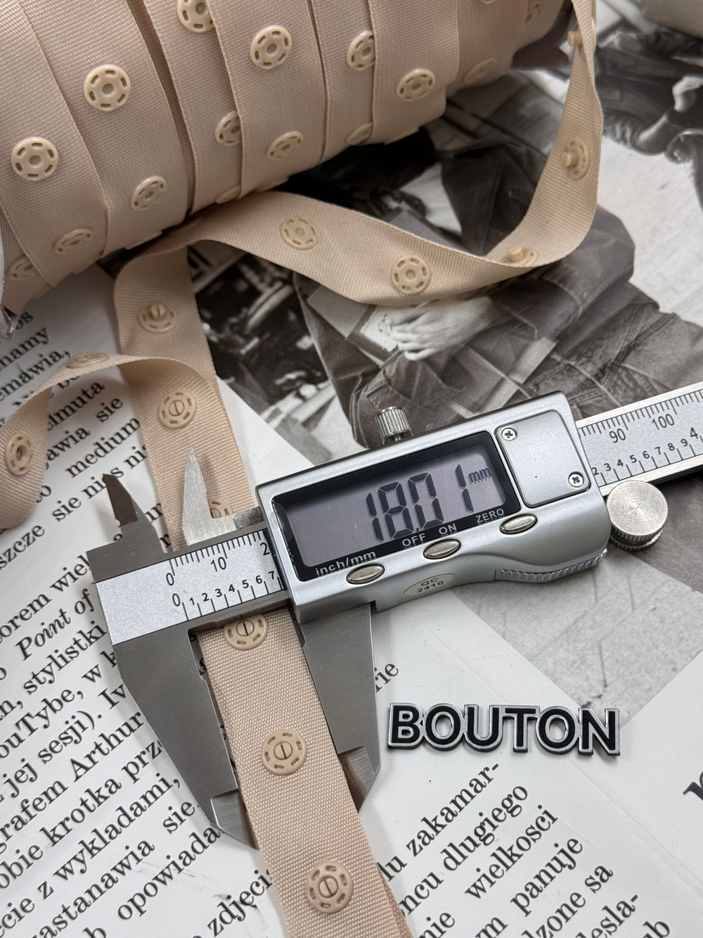 Тесьма с кнопками бежевая узкая 18 мм